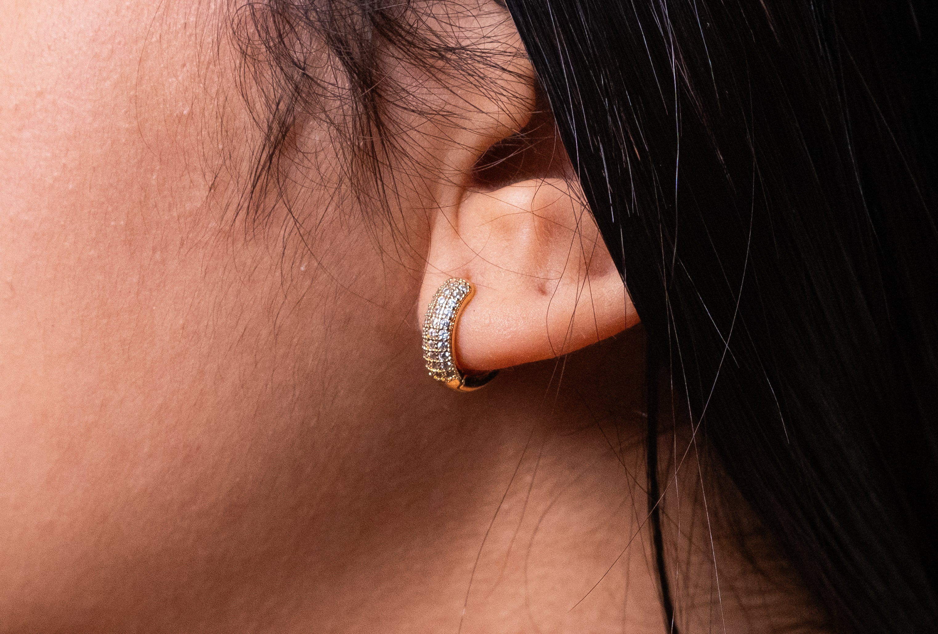 Brinco Argolinha Cravejada Click Banhado a Ouro 18K - Vittani